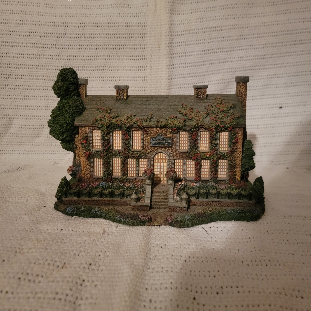Hawthorne Village Lamplight Inn